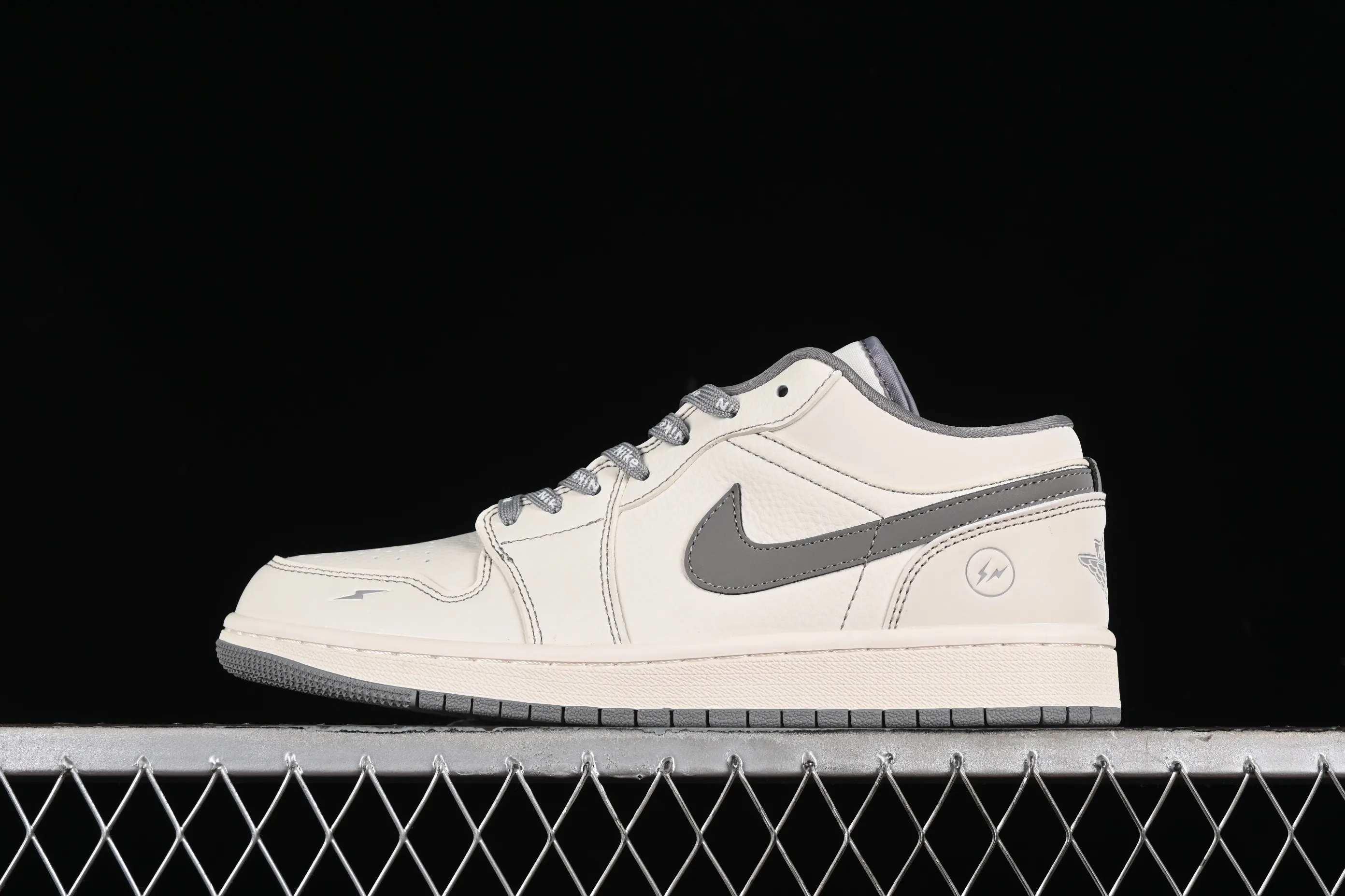 All categories Air Jordan Jordan series basketball shoes Air Jordan 1 Low High-end customized low-top sneakers Air Jordan 1 Low AJ1 Joe 1 Lightning joint-beige gray Anniversary high-end customized low-top casual sneakers CF3688-020